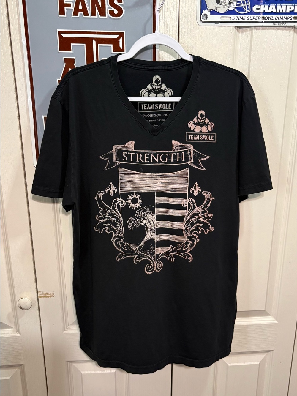 Team Swole Bodybuilder V-Neck Graphic T-Shirt - Black